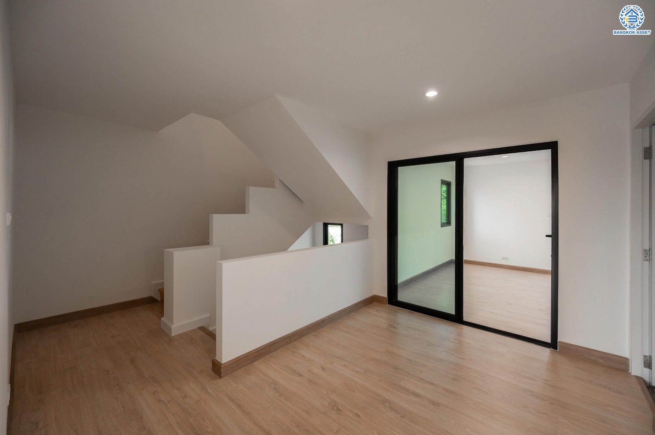 บ้านมือสองตกแต่งใหม่ โครงการ มณธานี บางแค บ้านเดี่ยว 3 ชั้นหลังมุม ดีไซน์หรูหรา เนื้อที่กว้าง 65.6 ตร.ว. พื้นที่ใช้สอย 240 ตร.ม. ฟังก์ชัน 5 ห้องนอน 4 ห้องน้ำ 2 ที่จอดรถ ฟังก์ชันครบตอบทุกไลฟ์สไตล์ บนทำเลศักยภาพ เชื่อมต่อถนนกาญจนาภิเษก ใกล้เดอะมอลล์บางแค ใกล้รถไฟฟ้าสายสีน้ำเงิน "สถานีหลักสอง" และจุดขึ้นทางด่วน "กาญจนาภิเษก"